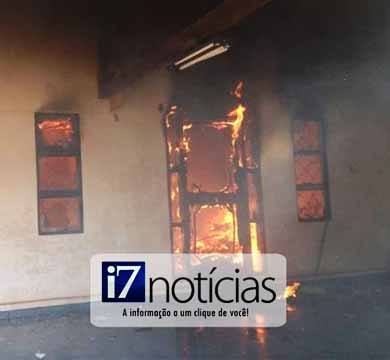 Na Murilo Macedo, casa pega fogo com mulher e criança dentro