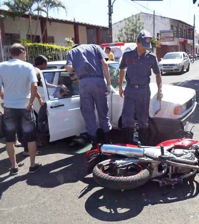 Colisão entre carro e moto deixa uma pessoa ferida no centro de Paraguaçu