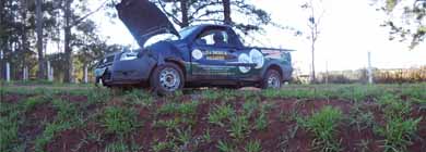 Pick-up vai parar em cima de barranco após motorista perder controle da direção em curva