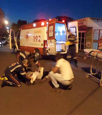 Motociclistas são socorridos pelo SAMU após colisão na Vila Nova