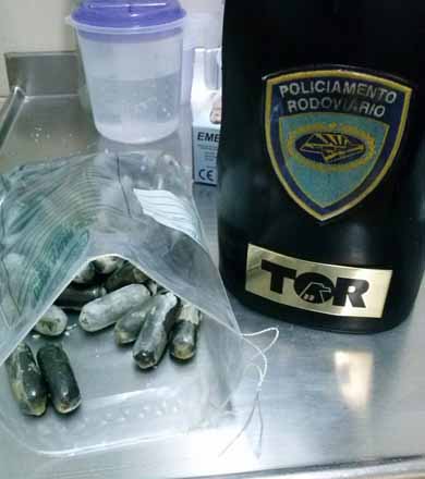 Estrangeiros engolem cápsulas de pasta base de cocaína e são presos pela Polícia Rodoviária