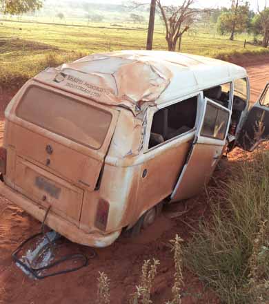 Kombi com 6 pessoas capota em estrada de terra em Paraguaçu Paulista