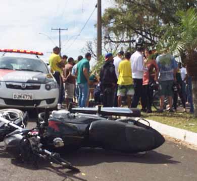 Jovem morre ao se envolver em acidente de moto e colidir cabeça em poste