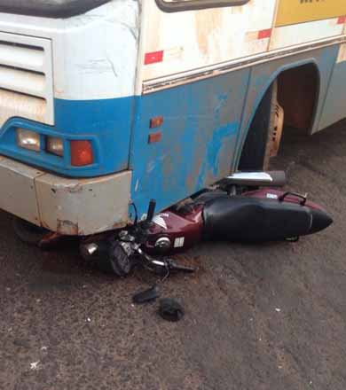 Moto vai parar embaixo de ônibus ao tentar ultrapassá-lo no centro de Paraguaçu Paulista