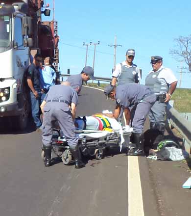 Motociclista colide em guard-rail e capota ao tentar fazer curva em rodovia