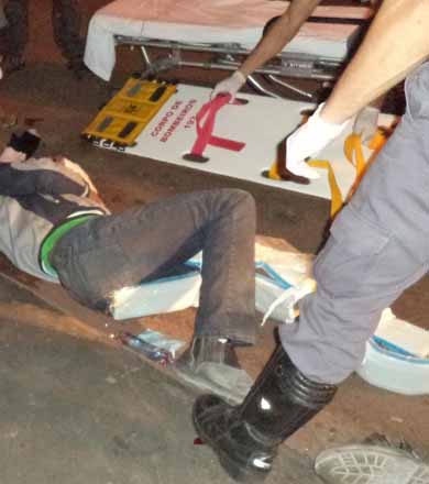 Moto colide em carro e derruba outras quatro que estavam estacionadas na Siqueira Campos