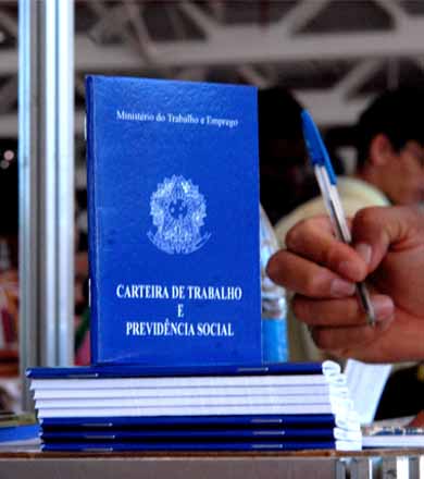 Patrão que não assinar carteira de doméstica pode levar multa