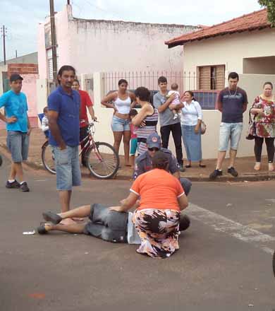 Ciclista fica ferido ao ser atingido por carro em cruzamento de ruas