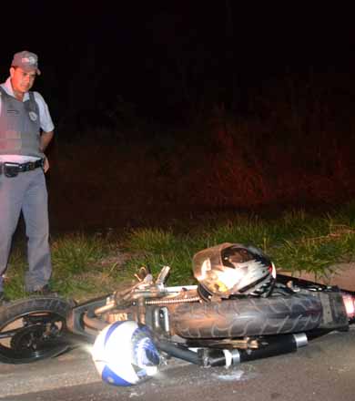Durante fuga, rapazes saltam de moto em movimento e um acaba detido