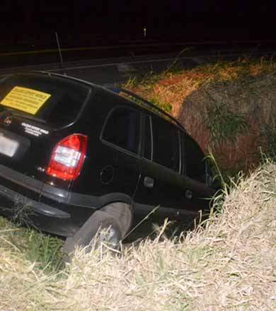Carro desvia de caminhão e cai em valeta próximo ao Posto Brumado