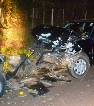 Colisão frontal deixa carros com a frente destruída no distrito de Roseta
