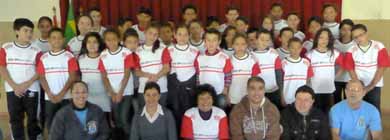 Primeira dama de Paraguaçu entrega uniformes para alunos do Programa Sesi-SP Atleta do Futuro
