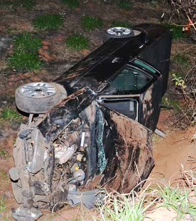 Pick-up fica parcialmente destruída e motorista ferido em acidente próximo ao trevo do Horto