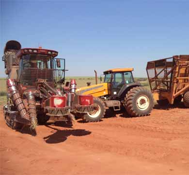 Tratorista fica com perna prensada entre máquinas agrícolas em Paraguaçu Paulista