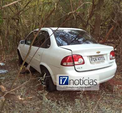 Carro roubado é encontrado abandonado em mata