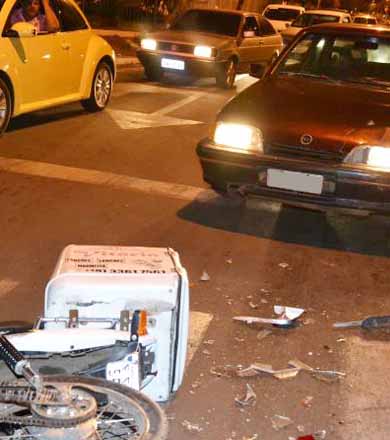 Carro sem freio colide em traseira de moto e motorista foge por não ser habilitado