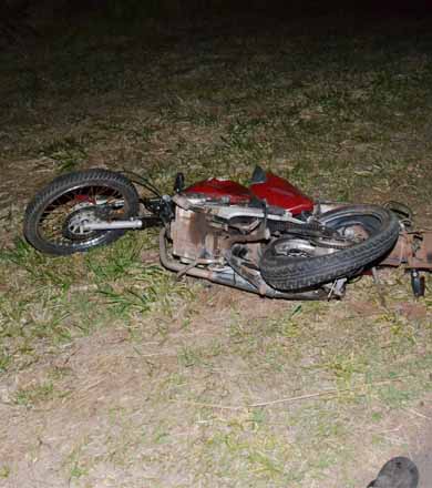 Carro colide em traseira de moto e deixa dois feridos na rodovia Paraguaçu/Lutécia