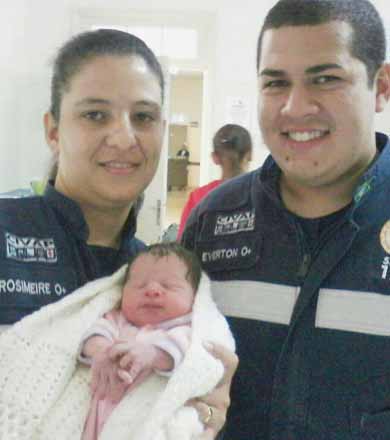 Equipe do SAMU realiza primeiro parto e comemora