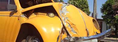 Motorista perde o controle da direção e colide Fusca em árvore