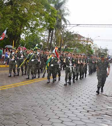 Mesmo com tempo chuvoso, desfile de Sete de Setembro reúne grande público na Avenida Paraguaçu