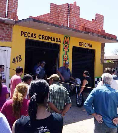 Briga por namorada faz rapaz morrer com tiros no tórax; pai da vítima também é atingido
