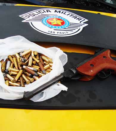 Passageiro de ônibus é preso com arma e dezenas de munições