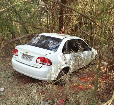 Carro roubado é encontrado abandonado em mata