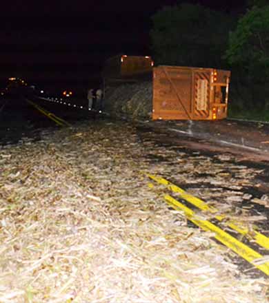 Motorista de bitrem desvia de veículo para não colidir e tomba um dos vagões