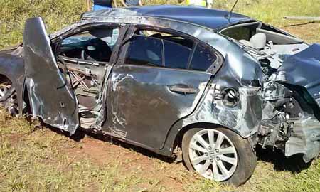 Carro recheado de drogas fura bloqueio e capota em Assis