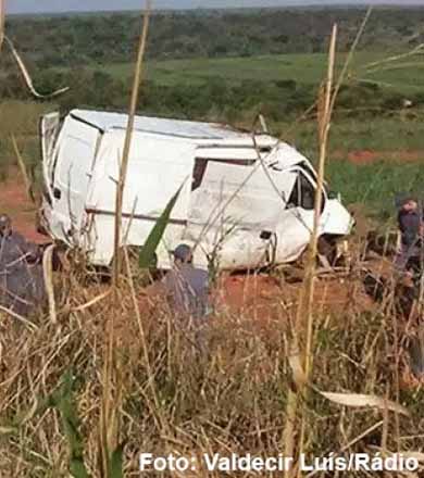 Van de carga capota e mata passageiro de 20 anos em Rancharia