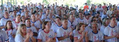 Casais participam de acampamento na Casa de Maria