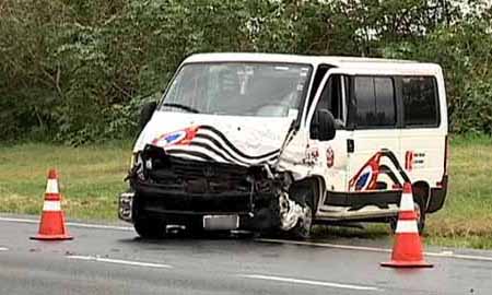 Juiz federal e pacientes ficam feridos em batida entre carro e van em Martinópolis