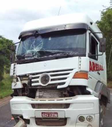Carreta colide na traseira de outra que reduziu velocidade para não atingir motociclista
