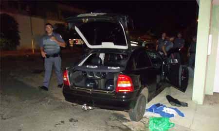 Dupla armada foge da polícia, se envolve em acidente e acaba presa em Assis