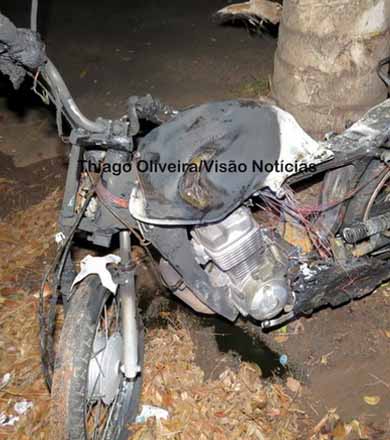 Motociclista morre e mulher fica ferida após acidente com carro em Marília