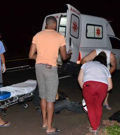 Moto é ‘fechada’ por carro e casal sofre ferimentos