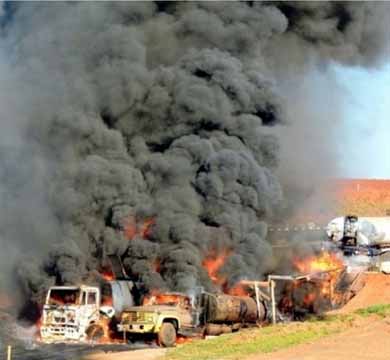 Dois ficam feridos após explosão de caminhão carregado com piche