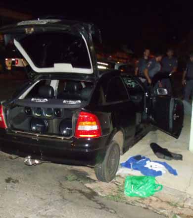 Dupla armada foge da polícia, se envolve em acidente e acaba presa em Assis