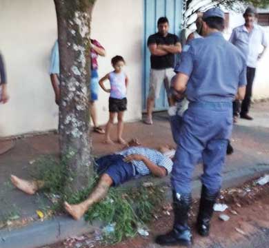 Motociclista é 'fechado' por carro e arremessado contra árvore