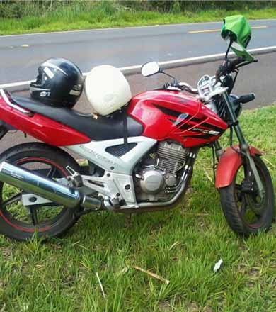 Moto furtada acaba combustível na rodovia e é encontrada pela PM