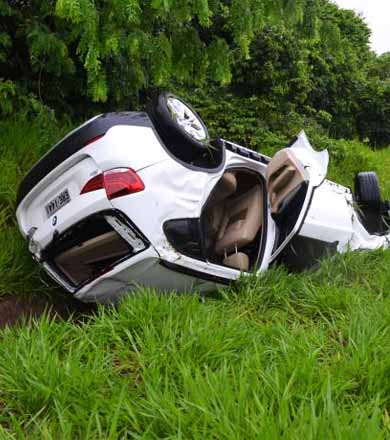 BMW de paraguaçuense aquaplana e capota próximo ao presídio