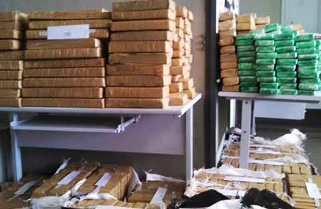 Polícia apreende quase uma tonelada de maconha em veículo em Garça
