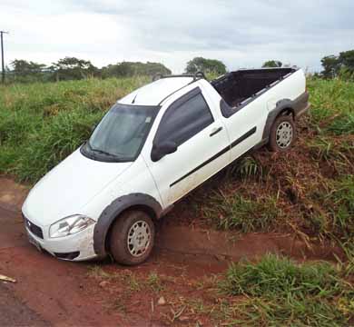 Ex-vereador paraguaçuense perde controle da direção do veículo que vai parar em barranco
