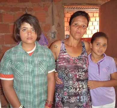 Família que teve casa destruída pelo fogo precisa de doações