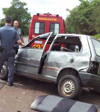 Casal fica ferido após carro capotar na rodovia Paraguaçu/Assis