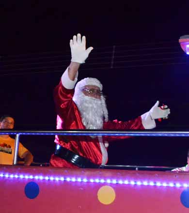 Papai Noel chega a Paraguaçu Paulista e dá início ao horário especial do comércio