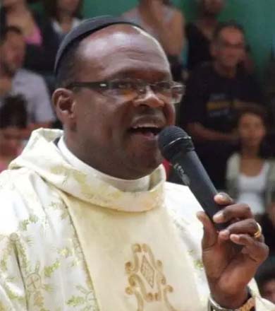Transferência de padre negro por bispo de Marília causa revolta