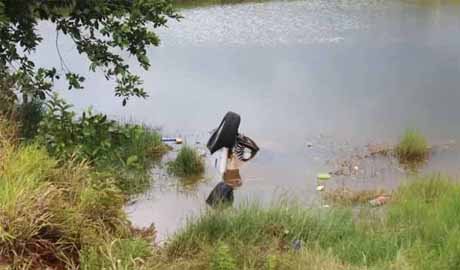 Casal morre afogado após carro cair em lagoa de usina em Marília