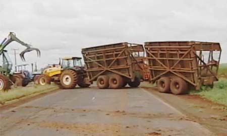 Produtores rurais fecham rodovia durante protesto na região de Assis
