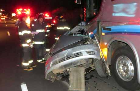 Homens morrem após carro ser 'esmagado' por ônibus em Marília